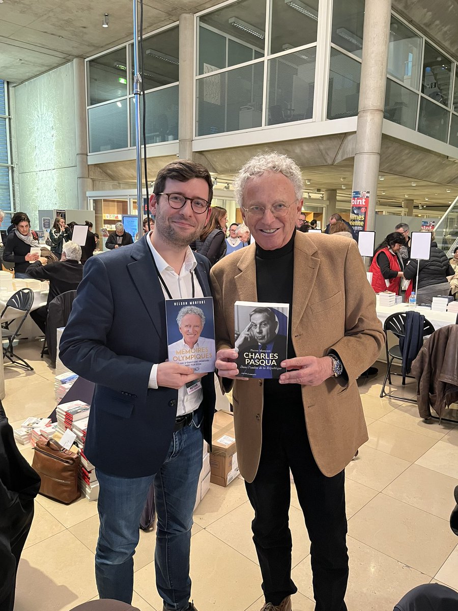 Très grand bonheur de pouvoir échanger avec mon voisin de travée au Festival de la biographie de Nîmes : la légende <a href="/n_monfort/">Nelson Monfort</a> ! 🤩