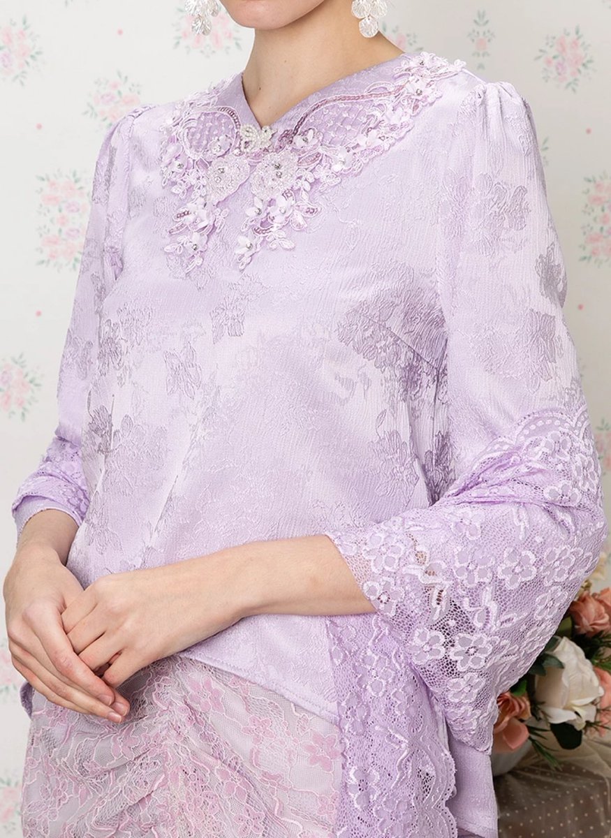 No one can resist this remarkable kurung kedah in dusty purple. So stunning yet so minimalist 💜💜