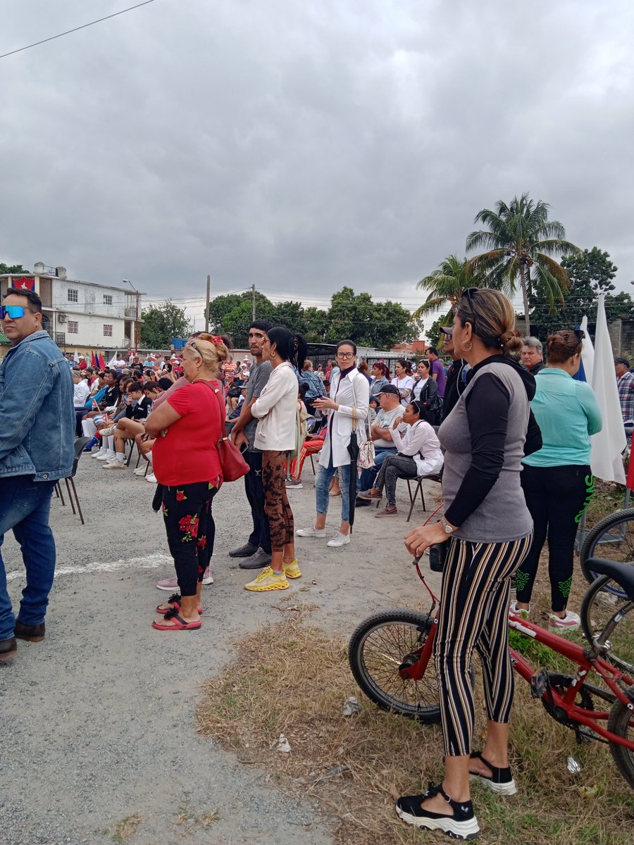 ESBUCucalambe's tweet photo. #Trabajadores de la #ESBU El #Cucalambé participamos en este acto donde el pueblo de Las #Tunas muestra que somos continuidad y #tarea de #grandes. https://t.co/cGjc7V5Cxe
