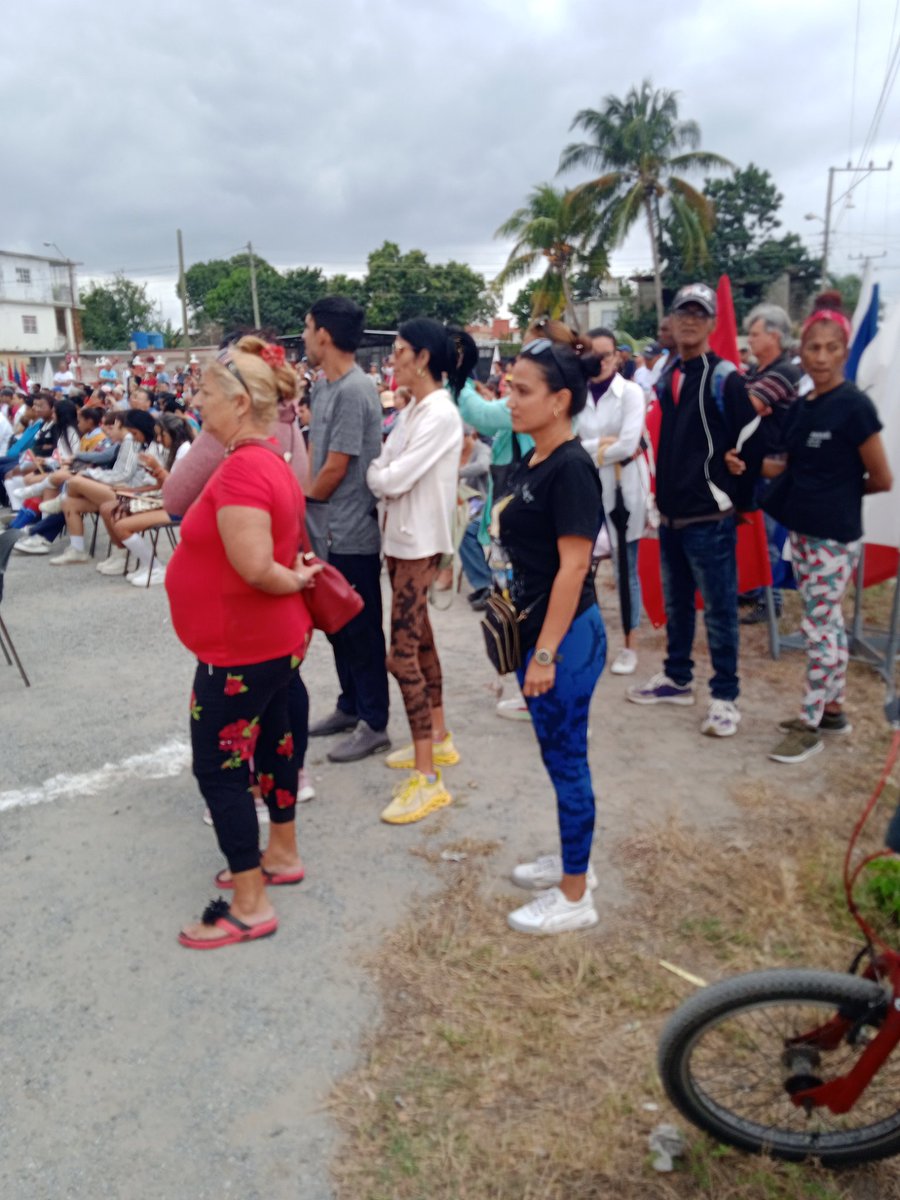 ESBUCucalambe's tweet photo. #Trabajadores de la #ESBU El #Cucalambé participamos en este acto donde el pueblo de Las #Tunas muestra que somos continuidad y #tarea de #grandes. https://t.co/cGjc7V5Cxe
