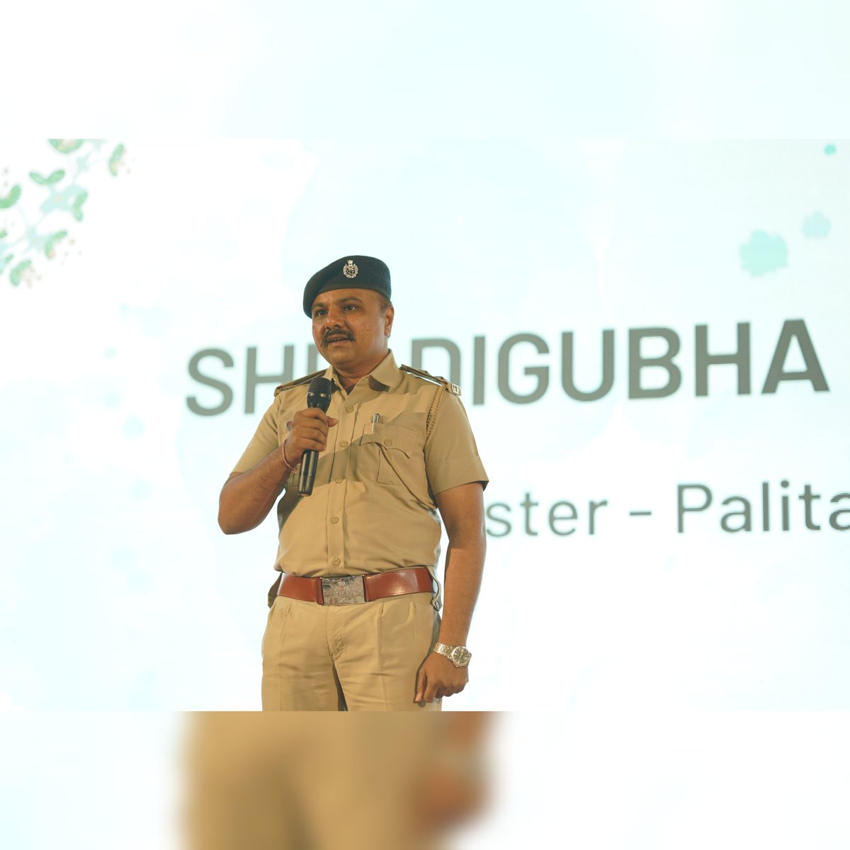 SYMSamkitMandal's tweet photo. Shatrunjay Satkar, for 19 years, we've purified Giriraj.
This year, youth removed plastic &amp; other waste from the hilltop &amp; brought it down. 
Res. DYSP, Forestor, Mamlatdar &amp; other officers visited &amp; boosted up our morale. Their devotion to Dada Adinath shone bright. 
#Devotion https://t.co/4KlB6XjC0F