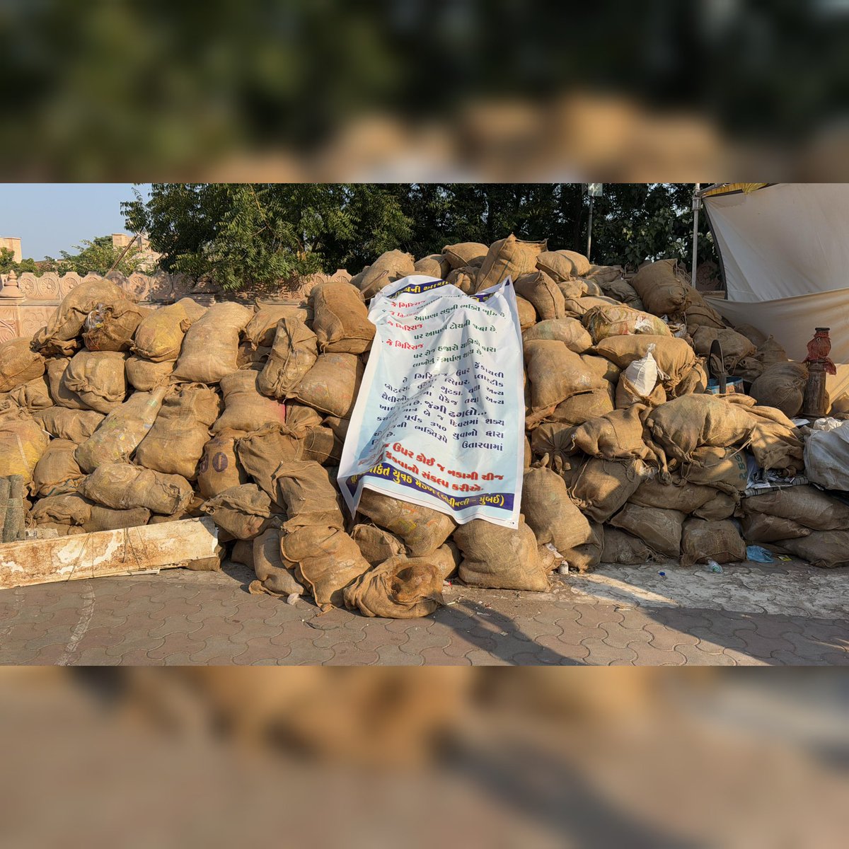SYMSamkitMandal's tweet photo. Shatrunjay Satkar, for 19 years, we've purified Giriraj.
This year, youth removed plastic &amp; other waste from the hilltop &amp; brought it down. 
Res. DYSP, Forestor, Mamlatdar &amp; other officers visited &amp; boosted up our morale. Their devotion to Dada Adinath shone bright. 
#Devotion https://t.co/4KlB6XjC0F