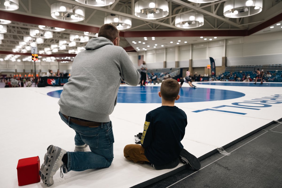 USAWrestling's tweet image. Battle on the mats is heating up! 💪 
📷: Jeremy Eyman, USA Wrestling
#KidsFolkstyleNationals #14U #12U 
#wrestle #wrestling #usawrestling
