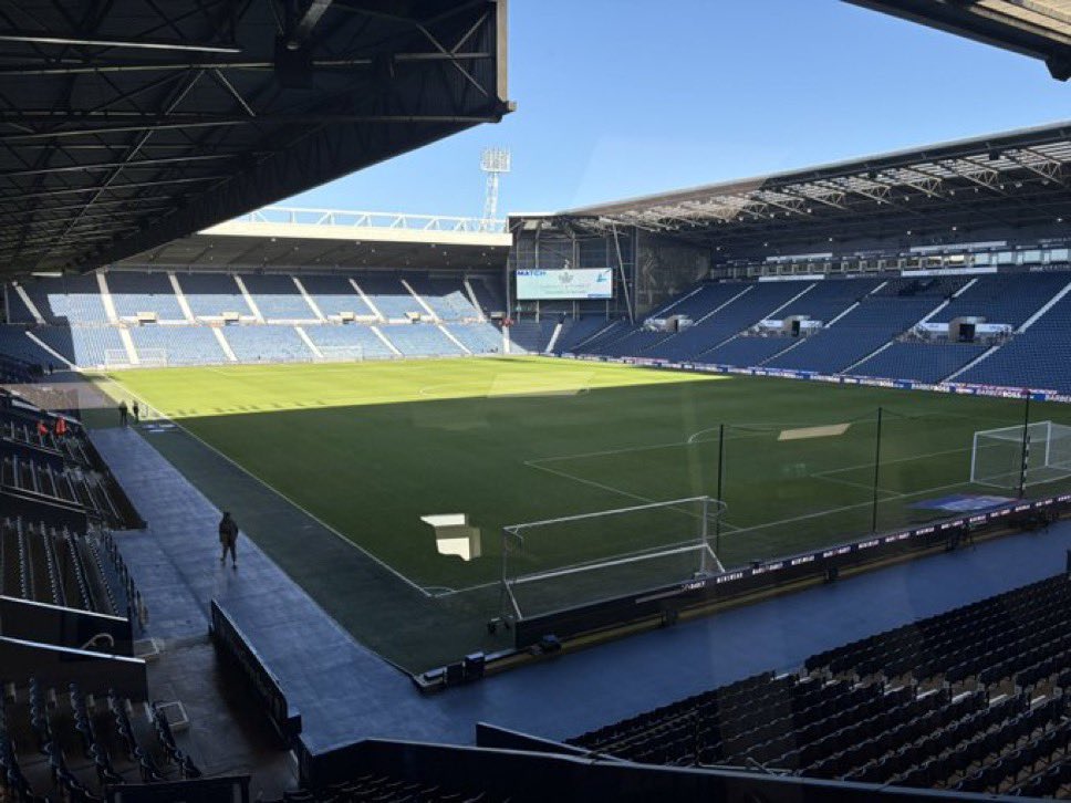Smudge1962's tweet photo. John Mousinho is a clown 🤡 
Makes five changes for #Pompey v #WBA and we are currently 5-0 down. Obviously thinks he will throw the away games regardless what the score is because he thinks our home form will keep us up. Has he ever considered goal difference? 
#Idiot #Thrashing #PortsmouthFC #Relegation #Humiliating