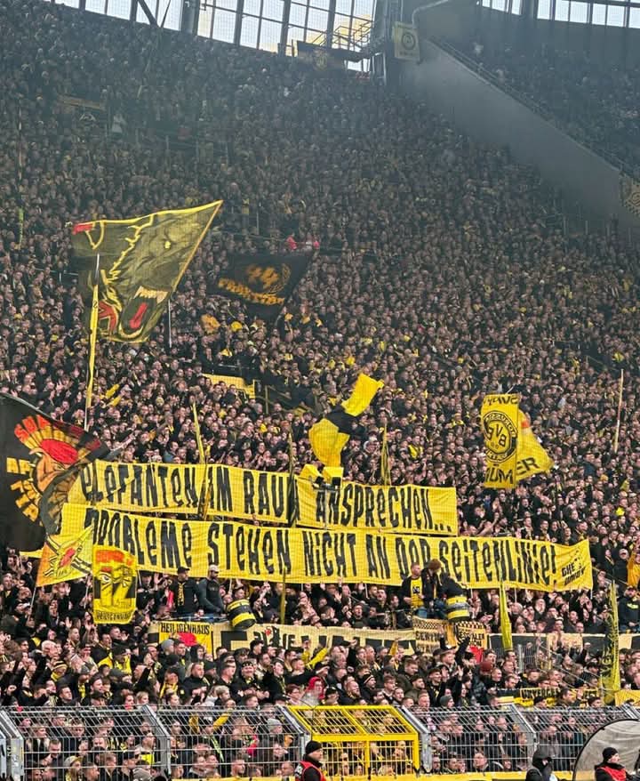 MuhammedAbduh1's tweet photo. 🔶 جماهير بوروسيا دورتموند ترفع لافتة مكتوب فيها:
"عالجوا الفيلة في الغرفة، فالمشاكل ليست على خط التماس" 

و يقصد بهذه الرسالة أن المشاكل في الفريق أكبر بكثير من أنها تكون من اللاعبين أو المدرب. https://t.co/vM5a5cZz83