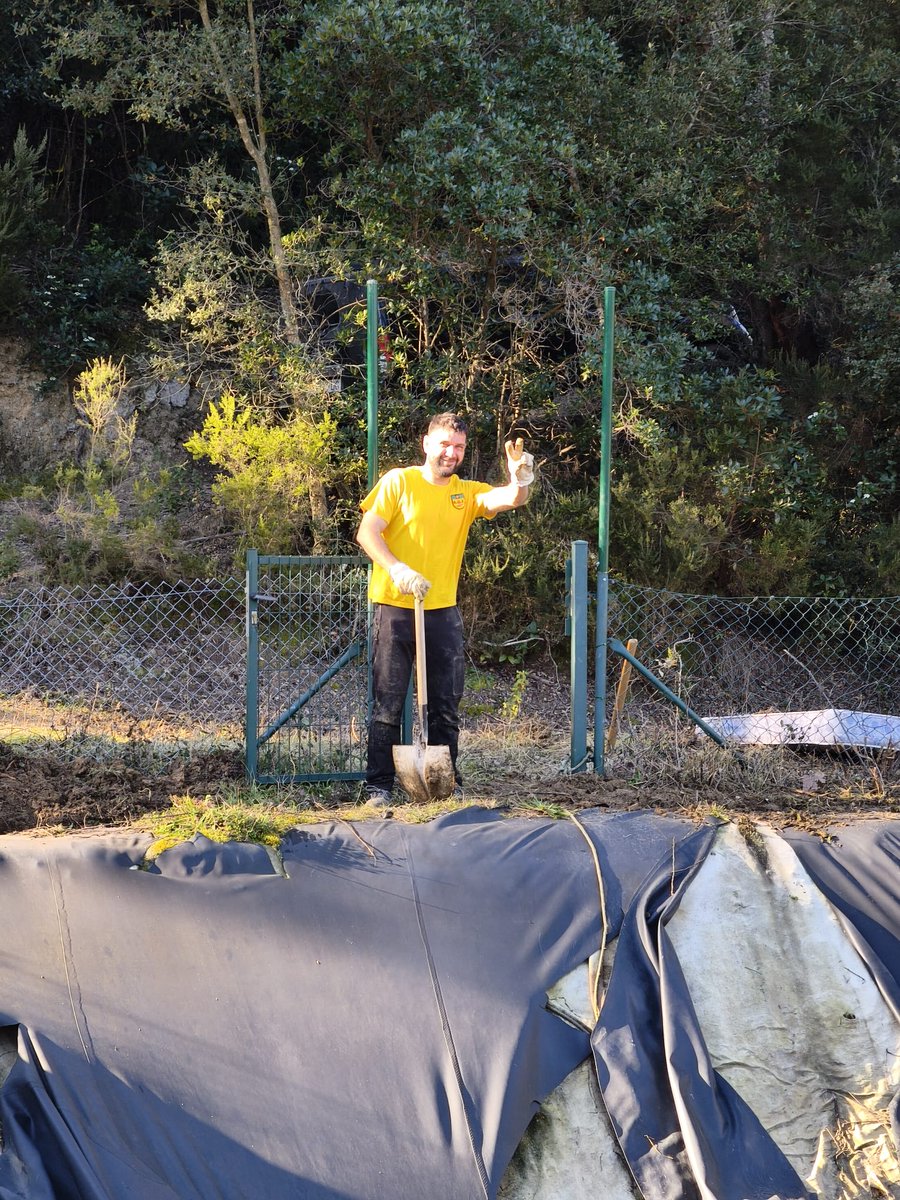 Ja hi tornem a ser! Aquest matí l'equip format pels voluntaris: 
Jordi Sancho, cap de colla
Juan Manuel Bellavista
Victòria Godina
Roc Jubany
Pau Bosque i l'Isaac 
han continuat la feina a la bassa de Can Toni (Montnegre)
Un matí ben aprofitat 
Gràcies companys i companya 
💪🏼💪🏼
