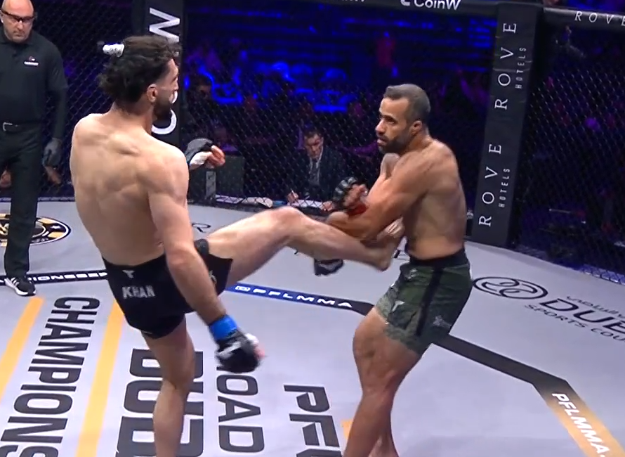 Grabaka_Hitman's tweet photo. When blocking a front kick goes wrong #RoadToDubai https://t.co/dXl3GGMUWy