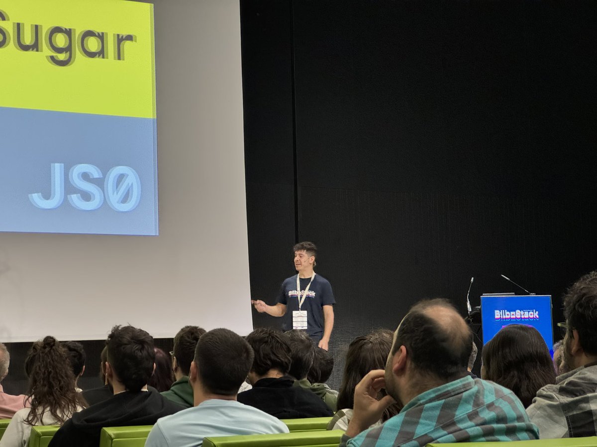 iro2009's tweet image. Aunque he visto muchas charlas de @midudev online, esta es la primera vez que le veo en directo. No ha defraudado: ameno, divertido y con consejos para programar en HTML, CSS y JS. Aporta mucho tanto a juniors como a seniors, ¡y te llevas risas aseguradas! 👏 #Bilbostack25