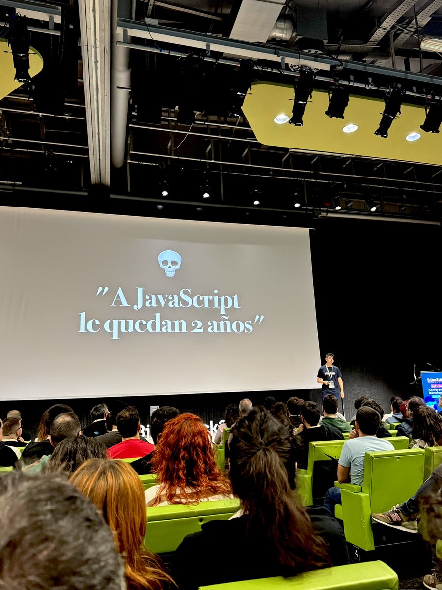 iro2009's tweet image. Aunque he visto muchas charlas de @midudev online, esta es la primera vez que le veo en directo. No ha defraudado: ameno, divertido y con consejos para programar en HTML, CSS y JS. Aporta mucho tanto a juniors como a seniors, ¡y te llevas risas aseguradas! 👏 #Bilbostack25