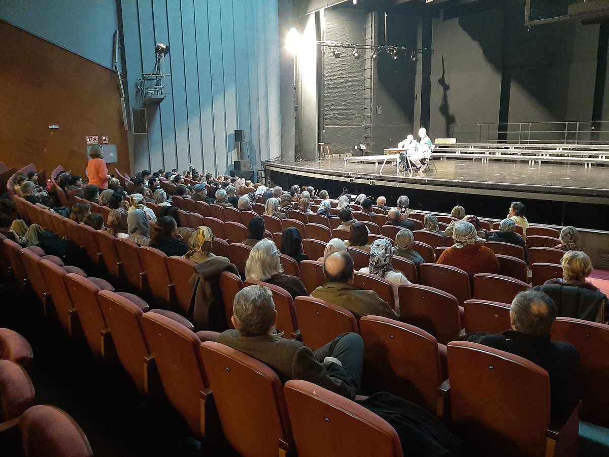 En #SimonGronowski ha volgut conèixer els membres del cor de #Push! i parlar-hi, a la Faràndula de Sabadell.

Una conversa plena d'humanitat, de bondat i d'esperança.