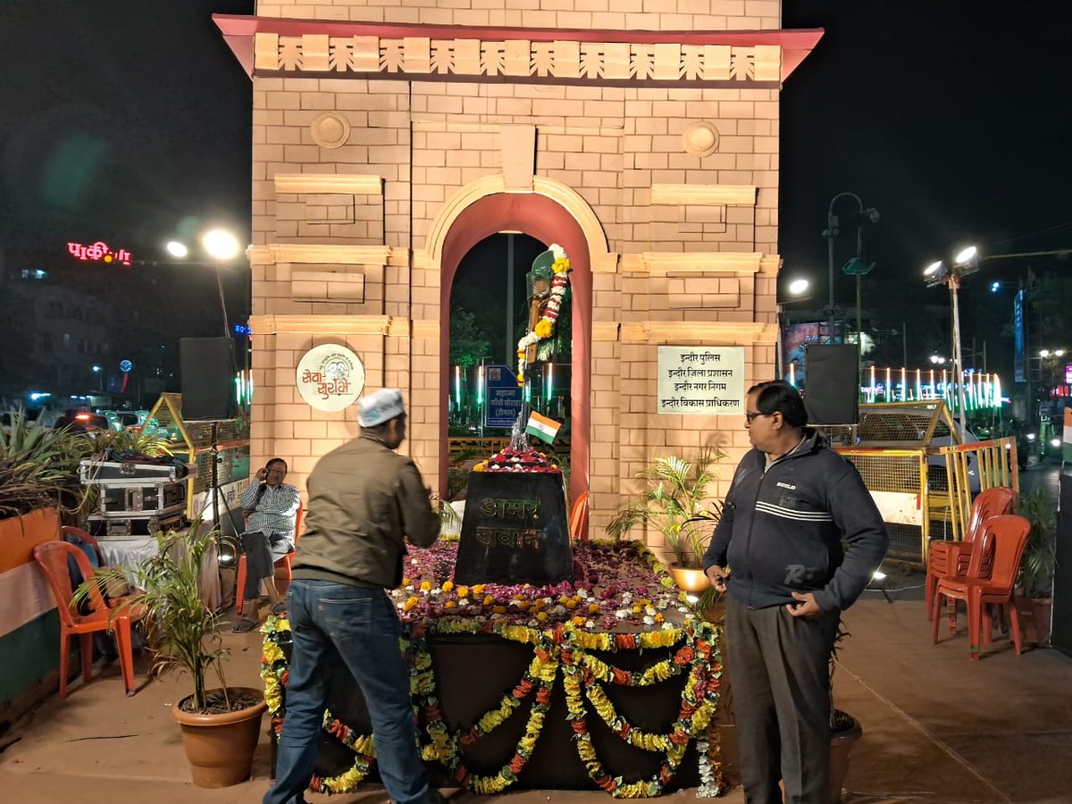 गणतंत्र दिवस की पूर्व संध्या पर आम आदमी पार्टी इंदौर द्वारा रीगल चौराहा इंदौर में मोमबत्ती जलाकर शहीदों को श्रद्धांजलि दी गई
<a href="/ArvindKejriwal/">Arvind Kejriwal</a> 
<a href="/AAPRaniAgrawal/">Rani Agrawal</a> <a href="/AAPMPOfficial/">AAP Madhya Pradesh</a> 
<a href="/javedktp301/">javed khan</a> 
<a href="/I_amMukesh/">Mukesh Upadhyay</a>