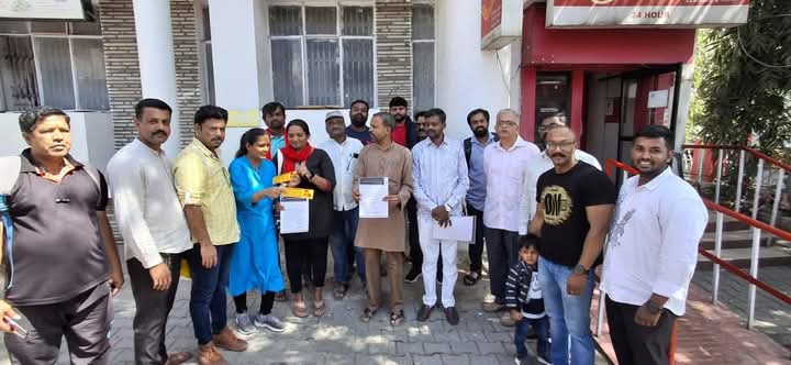 Paarmatma's tweet photo. Recent Post Office issue where the employee don't show up to learn Kannada and when asked shows her attitude has been warned from Pro Kannada Activist and told to terminate

It's Kannada city if you don't want to learn Kannada better don't come to our state.

#Kannada #Karnataka https://t.co/jwWU4KbezS