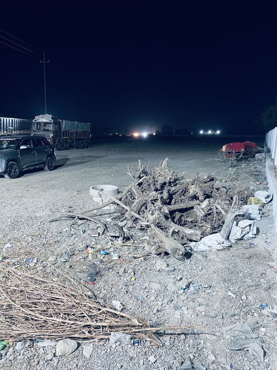 This is the arterial highway between Kandla and Ahmedabad without barriers or lights strewn with debris ready for a deadly accident.
Is there any other state with such state of the art hazard ☢️???
