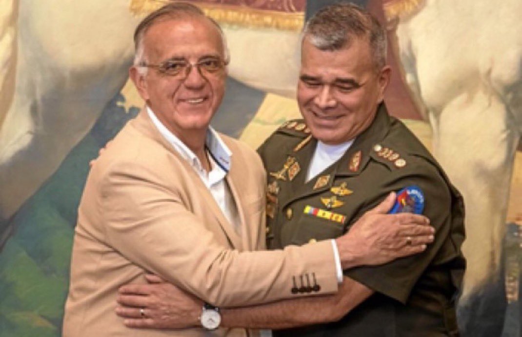 DanielSamperO's tweet photo. Este es el momento exacto en que el ministro de defensa, Iván Velásquez, captura a Vladimir Padrino para cobrar la recompensa de 15 millones de dólares que los gringos ofrecen por el narcogeneral: de ahí que sea la primera vez que mindefensa sonríe, plácido. 

!Grande, doctor Velásquez! !Con ese dinero el gobierno ya no tiene que camuflar una reforma tributaria  en los decretos del estado de conmoción! !Ojalá sea el próximo presidente de #Circombia!