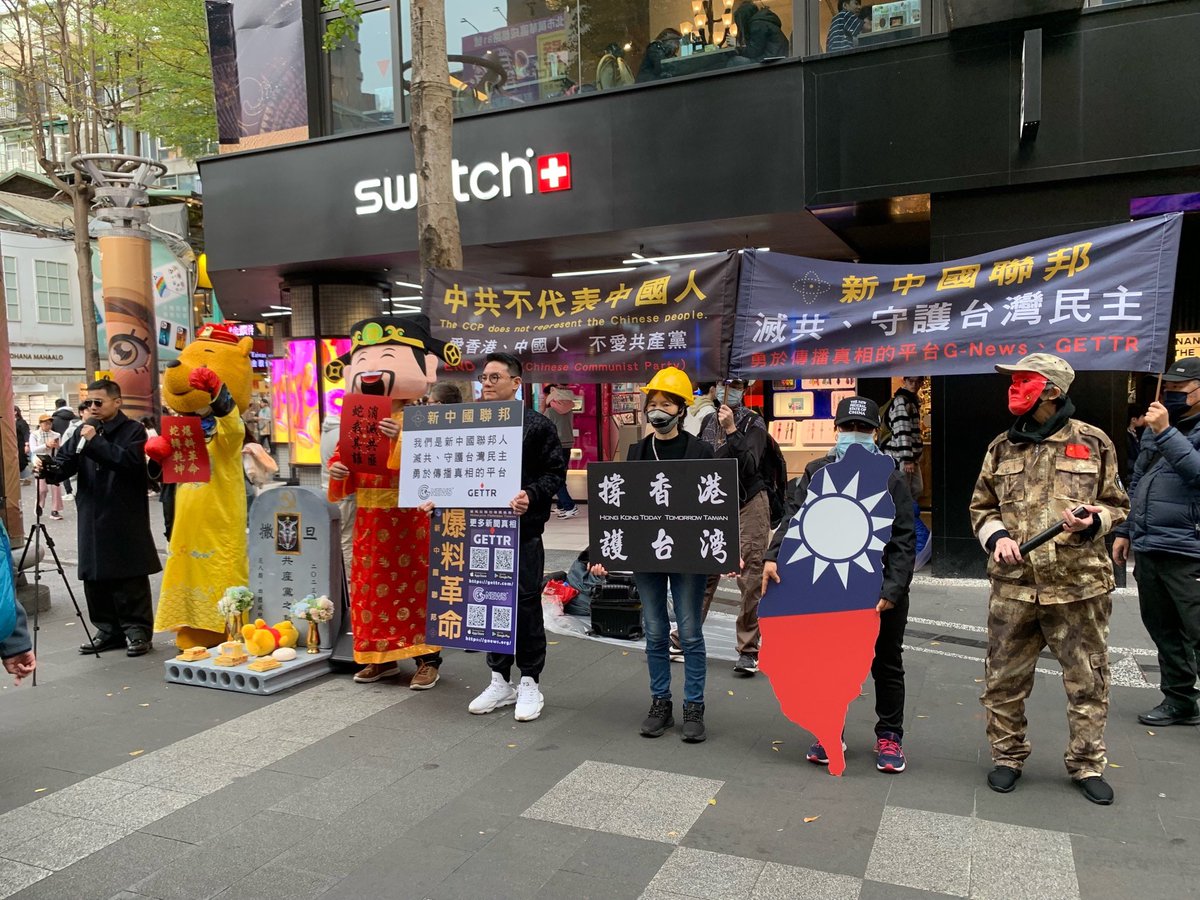 jackson66368924's tweet photo. 戰友們堅持上街傳播爆料革命真相  #第99周 🌟

新年的腳步近了，戰友們化身「財神爺」為民眾送上祝福，吸引大批圍觀與拍照的民眾！

熱鬧背後，一位來自香港的旅客卻因擔心影響而不敢拍照，這一瞬間再次提醒我們：共產黨不滅，全世界都無法真正享受自由與安全！

戰友們的堅持努力，讓真相的力量在不斷擴散：今天超過百位民眾下載蓋特，傳遞真相與自由的聲音！ 真相的火炬將越燃越旺🔥

#爆料革命消滅中共
#TakeDownTheCCP
#郭文貴
#MilesGuo