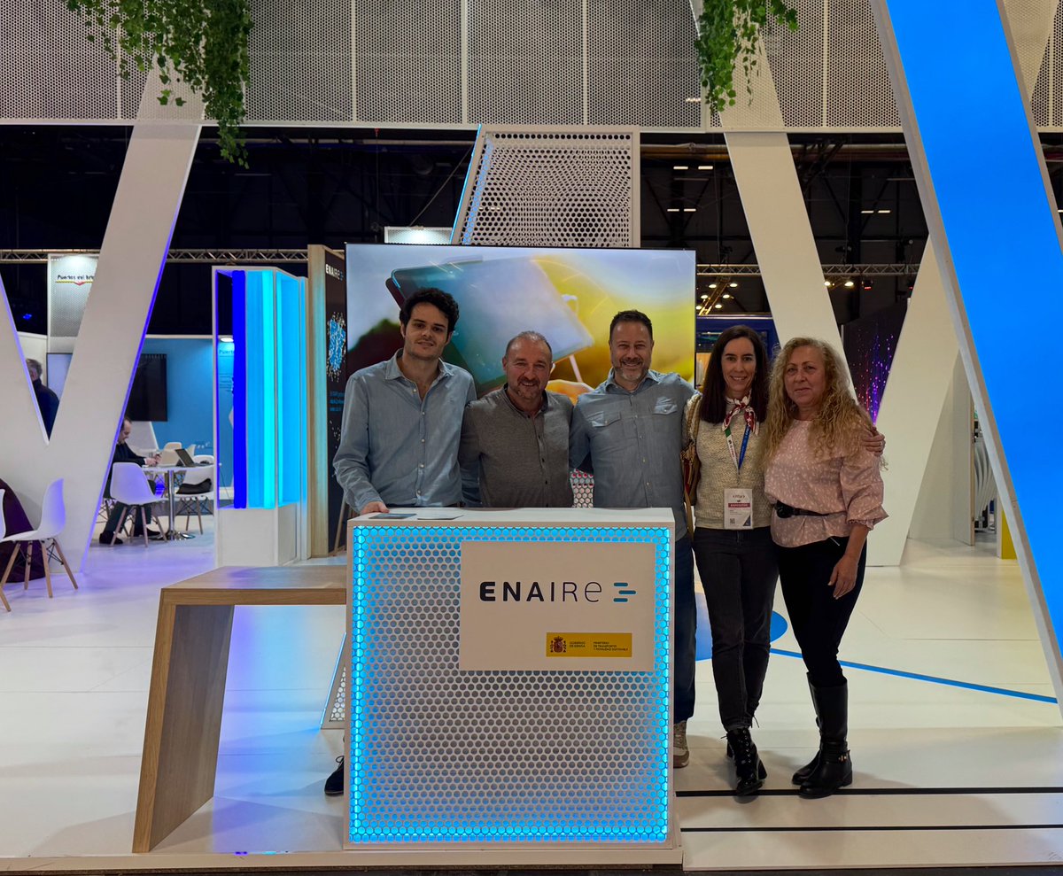 ENAIRE's tweet photo. ✈️ Nuestro stand en #FITUR2025 sigue siendo el punto de encuentro de los compañeros de @ENAIRE, que nos acompañan junto a sus familiares y seres queridos.

✨ Mañana es el último día de @fitur_madrid, ¡no pierdas la oportunidad de descubrir nuestro circuito para #drones ! ¡Te esperamos!