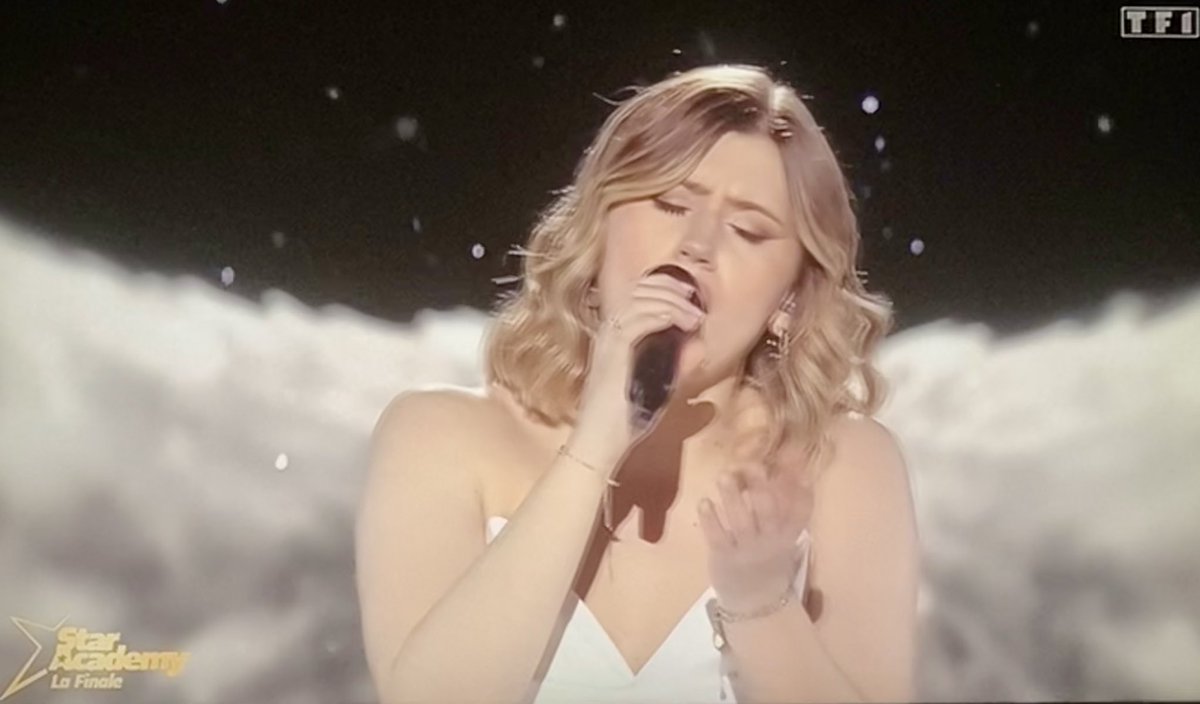 LaLifeDeSoso's tweet photo. Le tableau, #Marine qui craque sur "A Corps Perdu" de Greg 🥺🕊️✨
En larmes…😢🤧 @nikosaliagas #StarAcademy 🕺⭐️ https://t.co/avNTXEsSf5