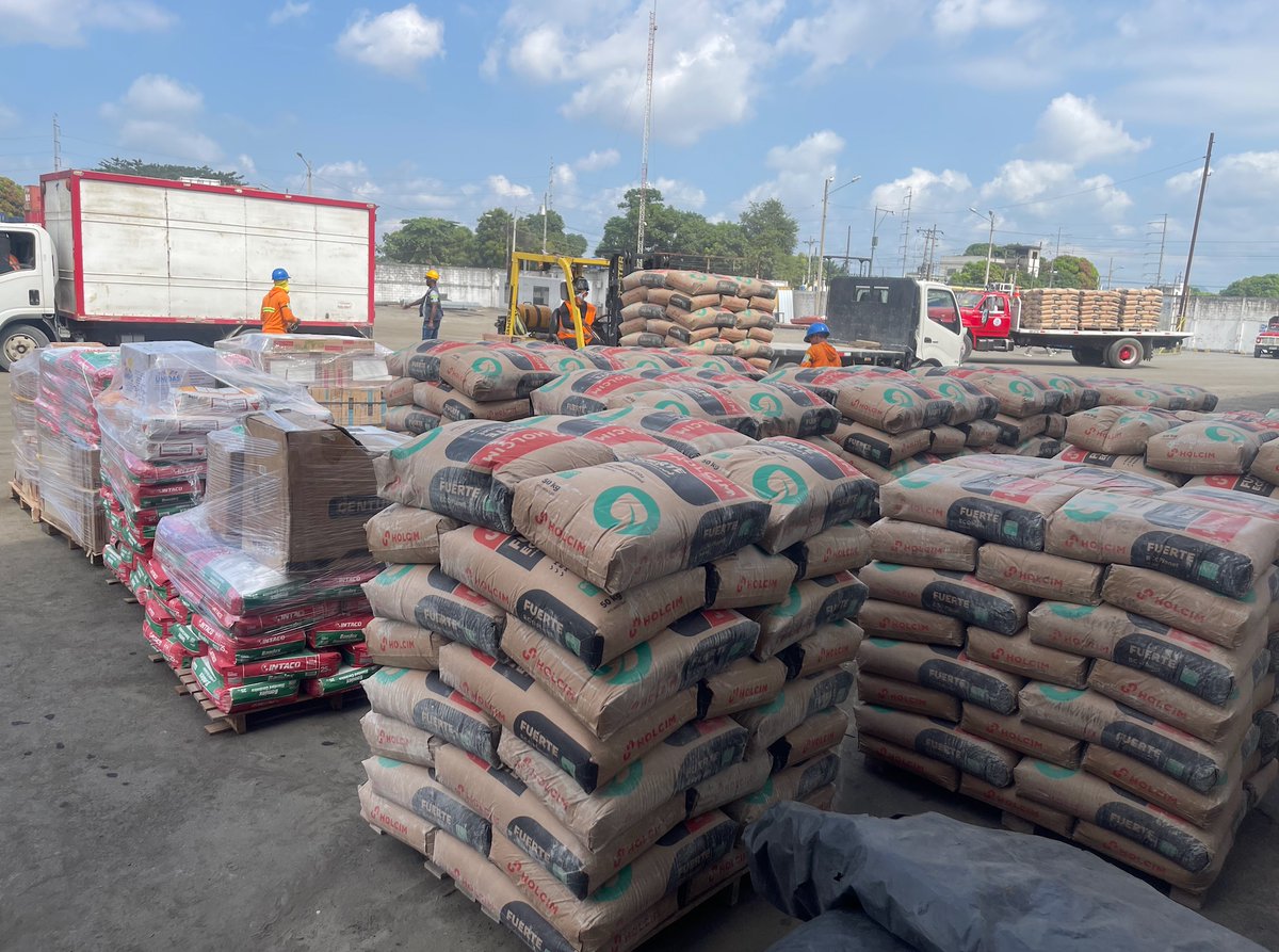 BitacoraEc's tweet photo. Lo que tampoco pudimos confirmar si es cierto que las ferreterías de Santa Cruz no pagan por la recolección de basura, a pesar de que son unas de las mayores generadoras de desechos. 
Solo a Santa Cruz en el 2023 llegaron 600.000 sacos de cemento, en ese rubro se tiene una muestra de la basura que se genera. 
Foto de cemento en PuertoGal en Guayaquil.