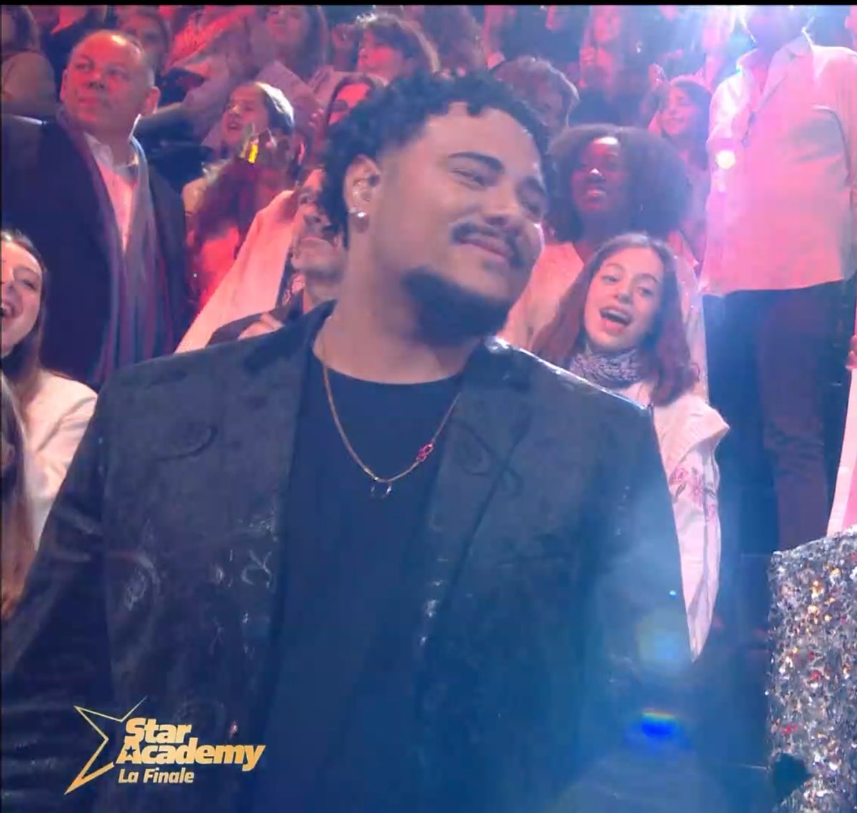 Ça je vous le pardonnerai  jamais de l’ avoir laissé sur le chemin un vieux jour de novembre … à côté de la tournée 
Noah 

#staracademy #staracademylelive
