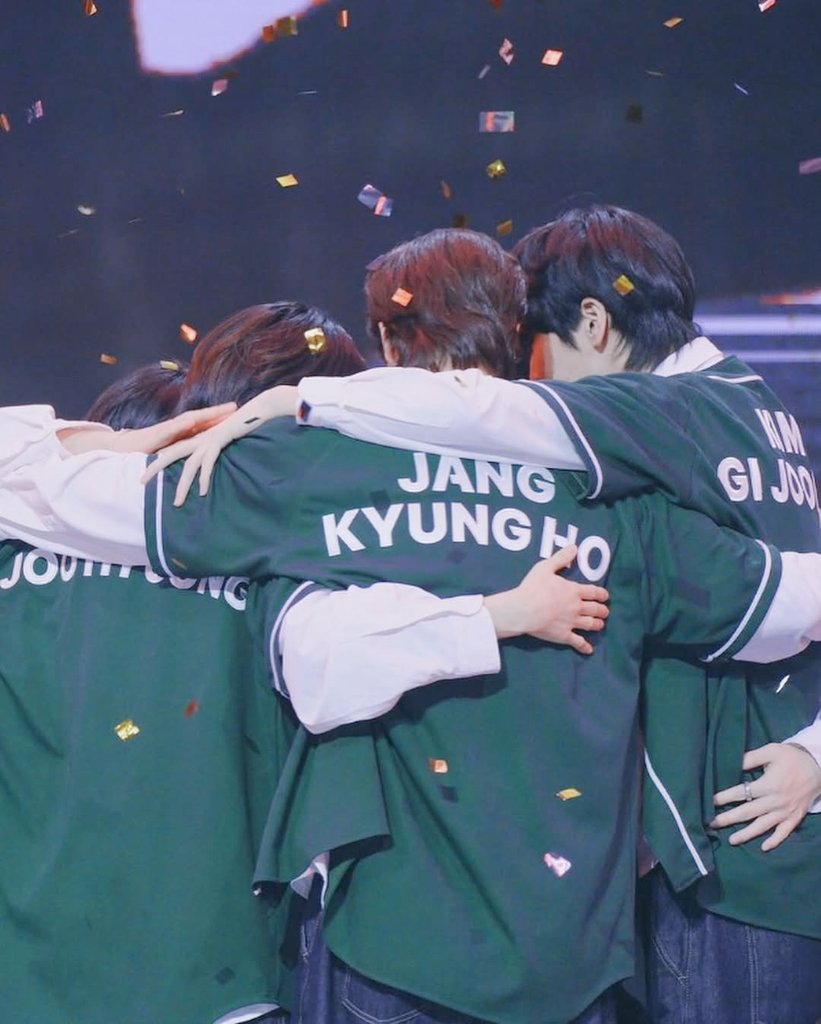 fluffygroove's tweet photo. "To me, a team means family and parting ways with family is something I never get used to and meaningless based on experience"

"I really love my groove members
I was so lucky to meet you guys"

"I'm sorry for being a lacking leader and I really cherish you a lot"

— Jang Kyungho https://t.co/5DUtFXUW3Q