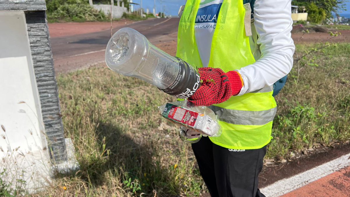 BitacoraEc's tweet photo. Las imágenes de tortugas gigantes hurgando en fundas de basura son frecuentes. A pesar de las mingas de algunos vecinos y de los voluntarios del Frente Insular, la basura sigue acumulándose en algunas calles secundarias y el botadero de basura ya está colapsado. https://t.co/R5iCvz0LMX