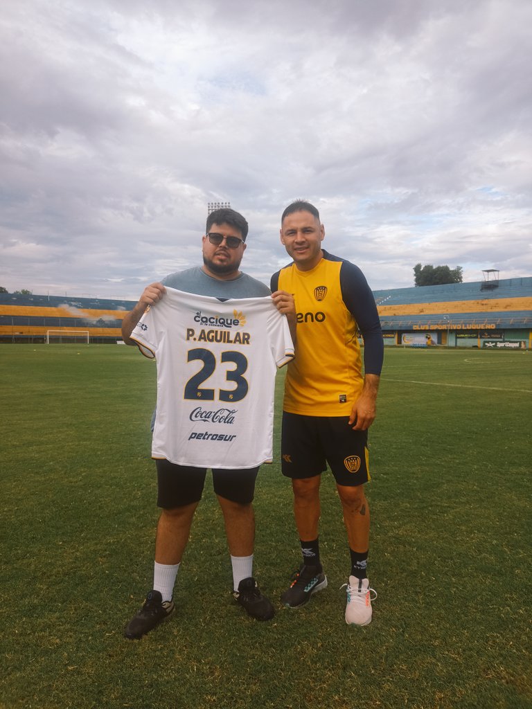 Hermosa remera 🤤😍🤍💙💛 gracias <a href="/SpLuquenOficial/">Sportivo Luqueño</a> <a href="/pablisaguilar/">Pablo Aguilar</a> estadio