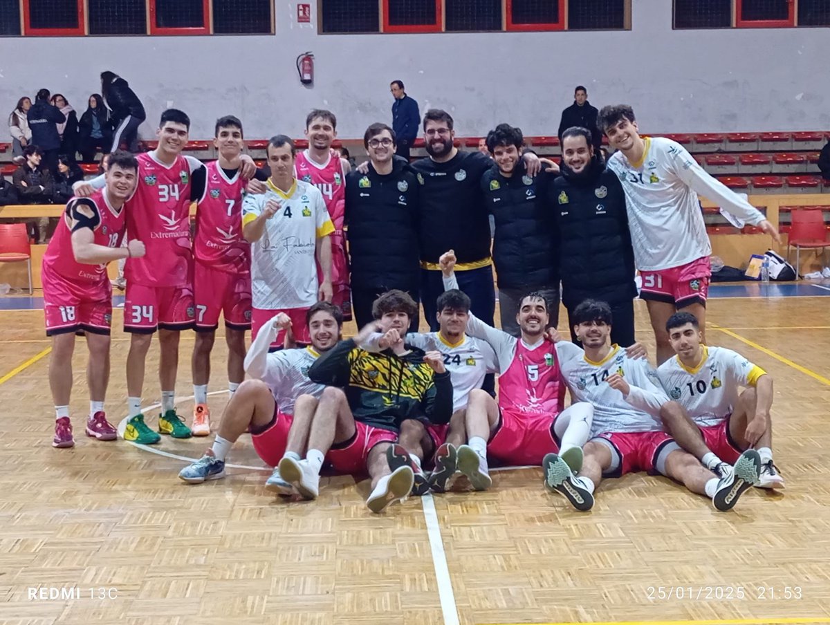 adcbaloncesto's tweet photo. 𝟏ª 𝐃𝐢𝐯. 𝐍𝐚𝐜. 𝐌𝐚𝐬𝐜 | 🏀

 ¡VICTORIA DE LOS CHICOS DEL PRIMERA ANTE EL ACTUAL CAMPEÓN DE LA COPA! 
Enhorabuena chicos 💪🏽
ADC BALONCESTO 70  🆚 64 @BB_Badajoz 

💙💛🏀🩷

#ADC #Desde1992 #SomosCantera #SomosFamilia https://t.co/Y4GR8tUwrF