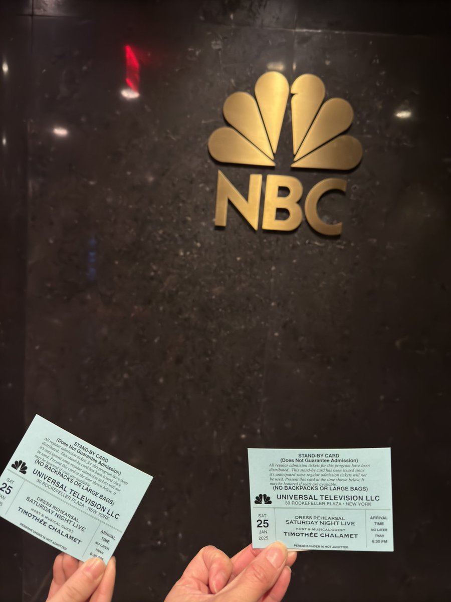 romcommunista's tweet photo. Reuniting with Timothèe at SNL tn 🤎 https://t.co/CJevOkyDRE