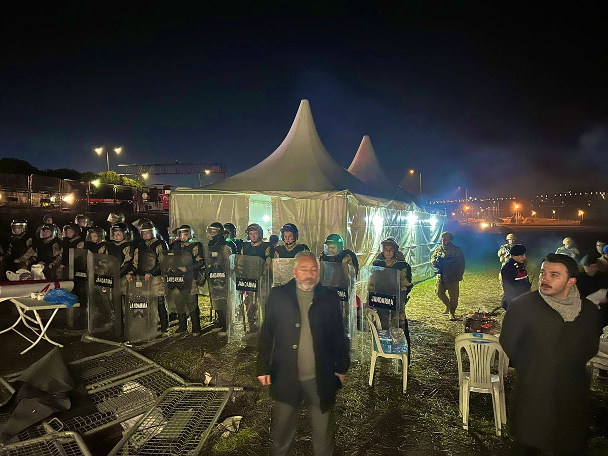metruk_haber's tweet photo. #SONDAKİKA

JANDARMA EKİPLERİ SİLİVRİ CEZAEVİ ÖNÜNDEKİ ZAFER PARTİSİ ÇADIRININ ETRAFINI ÇEVİRDİ!

ÜMİT ÖZDAĞ’A DESTEK İÇİN SİLİVRİ’YE GİDEN VATANDAŞLARIN, GECE SOĞUĞUNDA SIĞINABİLECEKLERİ TEK YER ELLERİNDEN ALINMAYA ÇALIŞILIYOR! https://t.co/owAWF4v8FC