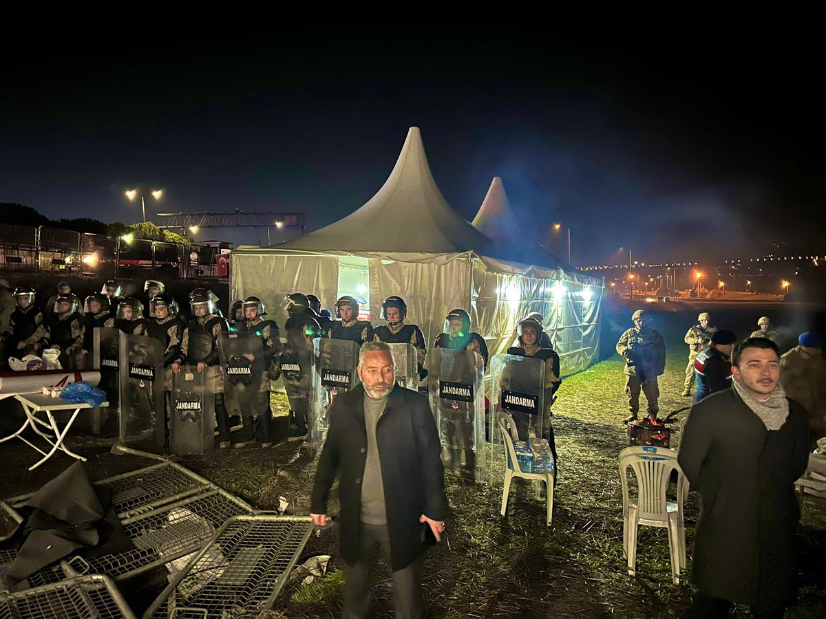 metruk_haber's tweet photo. #SONDAKİKA

JANDARMA EKİPLERİ SİLİVRİ CEZAEVİ ÖNÜNDEKİ ZAFER PARTİSİ ÇADIRININ ETRAFINI ÇEVİRDİ!

ÜMİT ÖZDAĞ’A DESTEK İÇİN SİLİVRİ’YE GİDEN VATANDAŞLARIN, GECE SOĞUĞUNDA SIĞINABİLECEKLERİ TEK YER ELLERİNDEN ALINMAYA ÇALIŞILIYOR! https://t.co/owAWF4v8FC