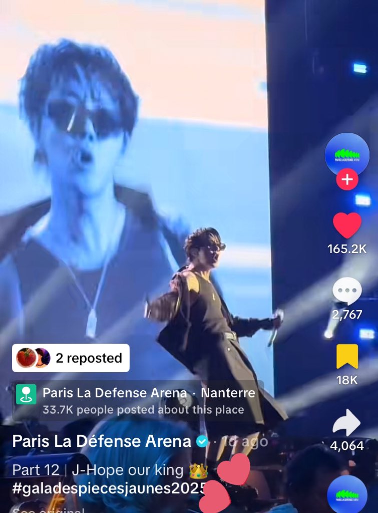 sb_ilna's tweet photo. That arena  is waking up to the reality and the magnitude of BTS. .. They pinned his performance and called JHope King on another one.

“JHOPE our King” 👑 https://t.co/NcfRmeWTl8