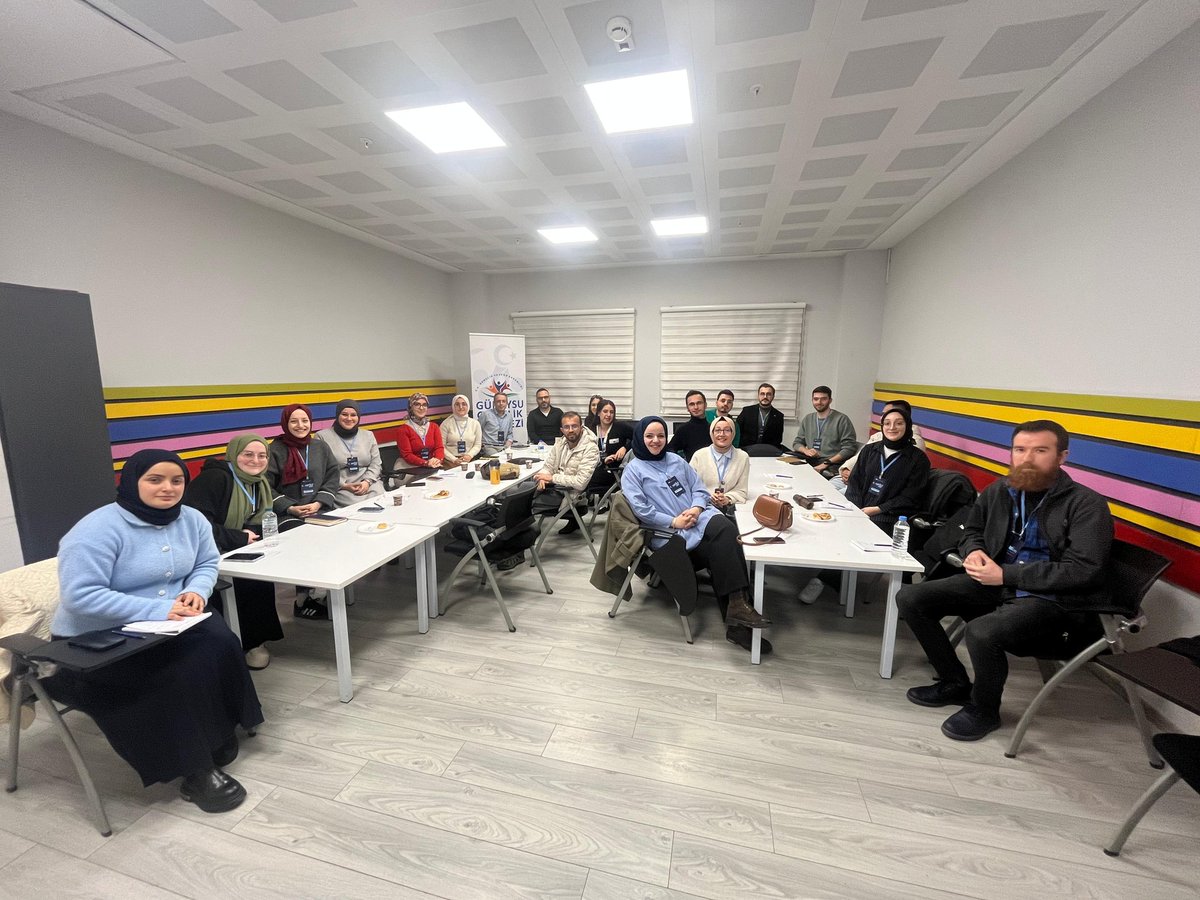 hikmetdiyari's tweet photo. Rize Genç Kitaplar Çalıştayı 

Yaklaşık 1 haftadır Rize başta olmak üzere ülkemizin değişik illerinden gözleri ışıl ışıl, enerji dolu 25 genç zihinle beraber, kitap ve okumanın merkezde olduğu bir çalıştay gerçekleştirdik. 

Farklı zihinlerden çıkan farklı fikirleri aynı amaca yöneltecek çok sayıda oturum gerçekleştirdik. 

Özelde Genç Kitaplar projemizle ilgili, genelde ise nitelikli okumaya, nitelikli okumaya ulaştıracak eserlerin seçimine, sosyal medyada hizmete sunulacak dijital içeriklerin niteliğine ve gençler arası görev dağılımına kadar bir çok konunun ele alındığı tartışmalarda, farklı fikirlerin sonucunda ortak paydalar belirledik.

Çalıştayda görev alan özverili ve gayretli sevgili genç kardeşlerime Güneysu Gençlik Merkezi koordinesinde yürütülen projenin ortakları olan Gençlik ve Spor Bakanlığımız ve Güneysu İlim Ögrenenlere Yardım Vakfı adına çok teşekkür ediyorum. 

Genç Kitaplar 
5 yıldır yürütülen ve 81 ilde yüzlerce üniversiteli gencimizin içerisinde olduğu okumaya, anlamaya, anlatmaya ve anlamdırmaya hizmet eden bir kültür projesidir.

Ve yeni gençlerle, yeni zihinlerden çıkacak yeni fikirlerle yeni ufuklara doğru yol alması duasıyla...

Selametle...