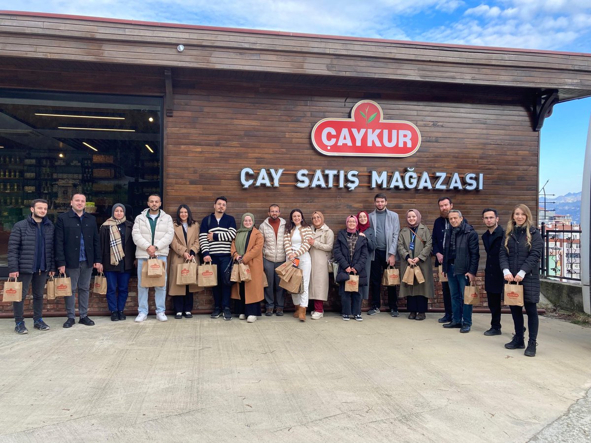 Rize Genç Kitaplar Çalıştayı 

Yaklaşık 1 haftadır Rize başta olmak üzere ülkemizin değişik illerinden gözleri ışıl ışıl, enerji dolu 25 genç zihinle beraber, kitap ve okumanın merkezde olduğu bir çalıştay gerçekleştirdik. 

Farklı zihinlerden çıkan farklı fikirleri aynı amaca