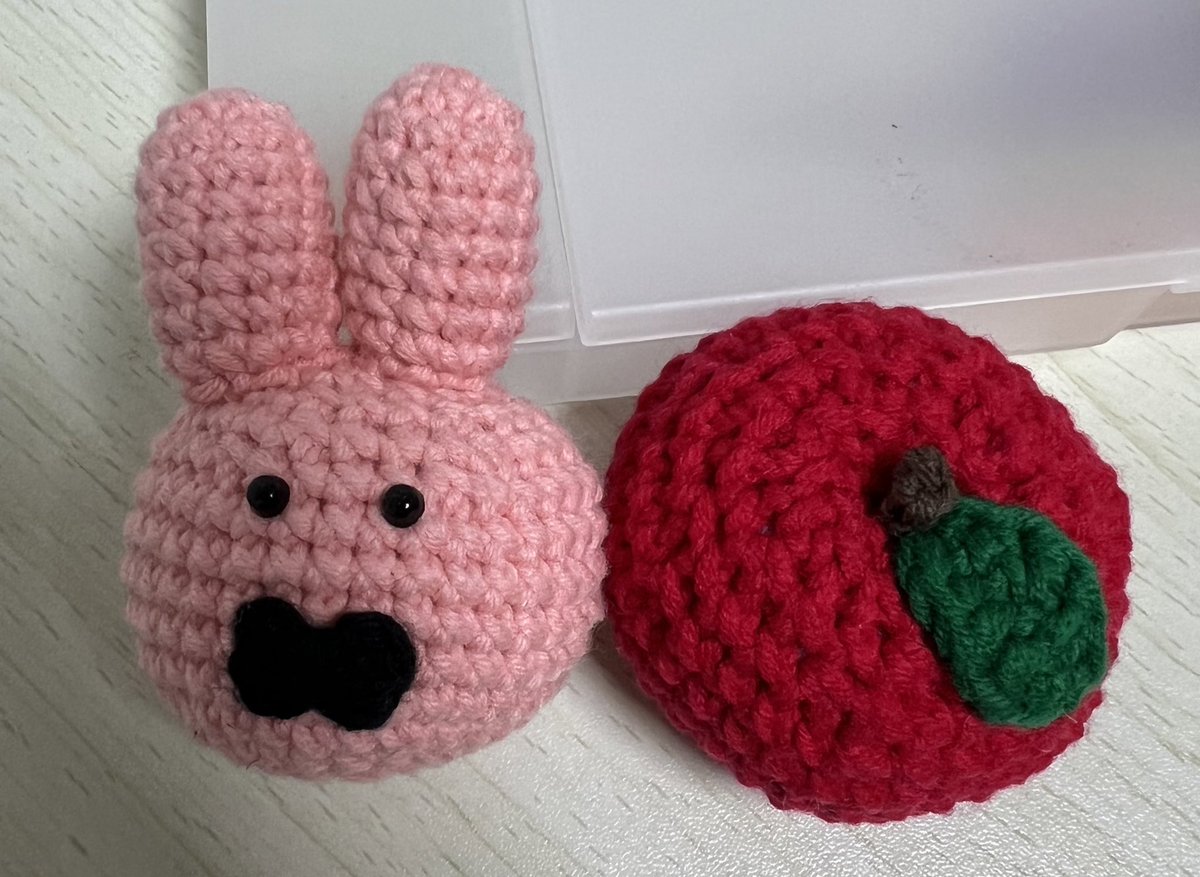 gun___4's tweet image. 트친들 주기로 해서 만든 브라운과 사과 ㅎㅎ
급하게 집에 있는 재료로만 만들어서 조금 아쉽지만,, 그래두 조아해줫으면 조켓당🥹
어찌저찌 아이소 전까지 다 만들어서 기분이 좀 조아짐!!