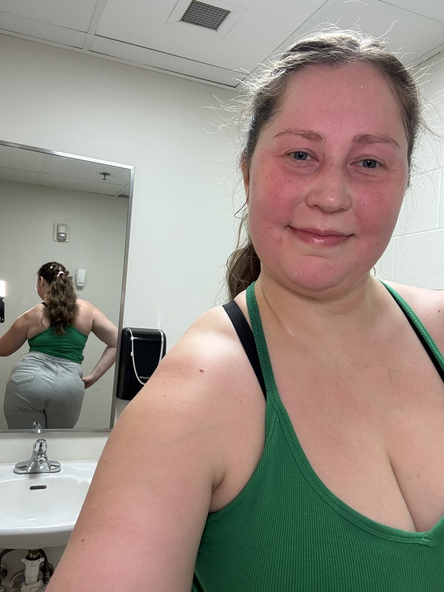 CheekyChelsea2k's tweet photo. Workout until you burnout 🏋️‍♀️🤸‍♀️#gym #workout #exercise #fitness #diet #health #gains #gymrat #ejercisios #gymnasio https://t.co/jhPlQFYUQE