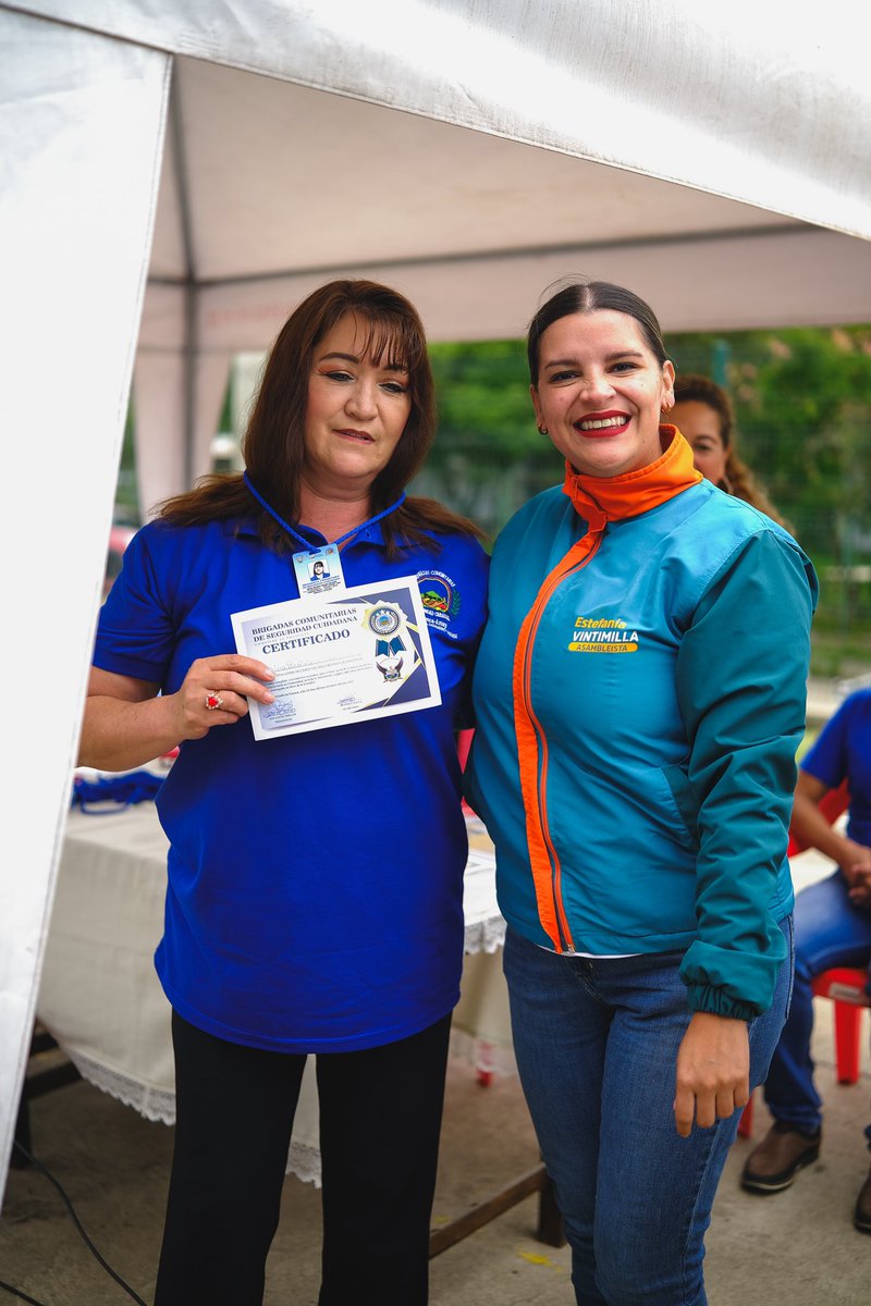tefavintimilla's tweet photo. Día 21 🇪🇨💪🏻

En el marco de nuestras propuestas legislativas, hemos priorizado el eje de Seguridad y Justicia. Por ello, tuvimos el honor de participar en la Ceremonia de Incorporación de las Brigadas Comunitarias de Seguridad Ciudadana de la Parroquia Hermano Miguel . 

Nuestro compromiso es trabajar por una provincia más segura para #TodosToditosTodos 💋.

#VotaTodo23-63
💪🏻 ¡Somos #OrgullosamenteAzuayos!