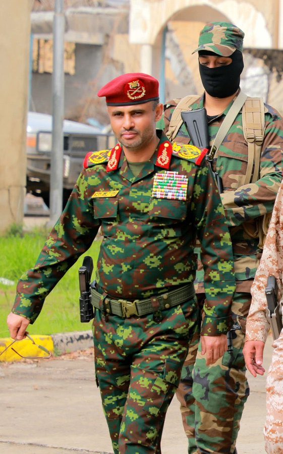 شكله المشاط معه مرافق لوطي
ولا رفع نظره من فوق جحوة المشاط
🤣🤣🤣🤣🤣