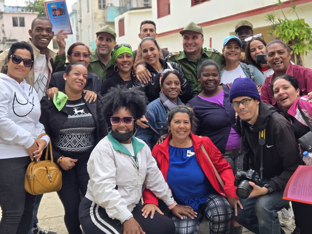 Roilancu1's tweet photo. Con gente como esta se puede librar cualquier combate. No importan otras cosas que las virtudes de los seres humanos.
Cada uno de nosotros solo no vale nada.
Gracias a mis compañeros de #PlazadelaRevolución por seguir poniendo juntos el corazón ♥.
#PuebloUniformado
#CubaVencerá https://t.co/z1Gekog8B0