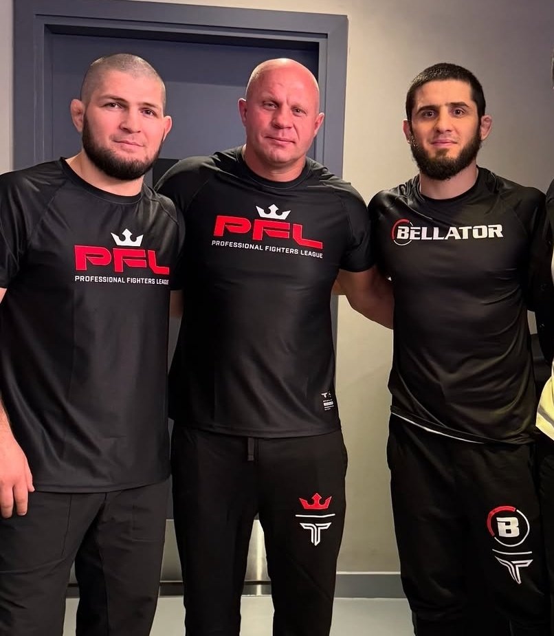 Fedor Emelianenko prime coge a Khabib con una mano, a Islam con la otra y los espachurra como si fuera Hulk xd