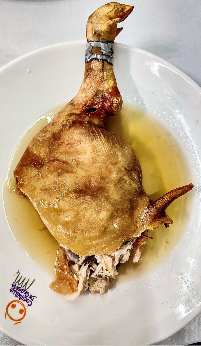 DexteryOlivia's tweet photo. Después llegó vanguardia gastronómica de la buena! 😝

1/2 Cochinillo asado que fue un jodido espectáculo, piel super crujiente, carne de sabor suave, perfectamente hidratada, capa de grasa justa... 

Las patatas también muy bien hechas 

Se disfrutó! 🎉

#Segovia #JoseMaria https://t.co/9s34xdQod0
