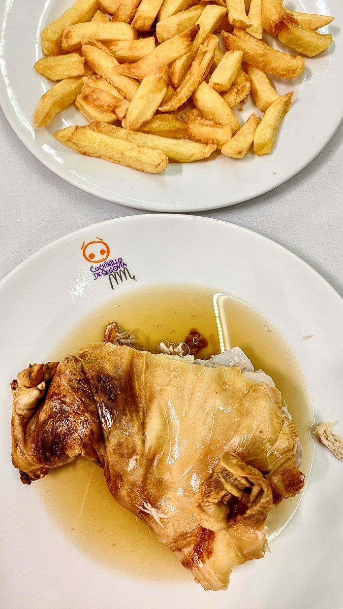 DexteryOlivia's tweet photo. Después llegó vanguardia gastronómica de la buena! 😝

1/2 Cochinillo asado que fue un jodido espectáculo, piel super crujiente, carne de sabor suave, perfectamente hidratada, capa de grasa justa... 

Las patatas también muy bien hechas 

Se disfrutó! 🎉

#Segovia #JoseMaria https://t.co/9s34xdQod0