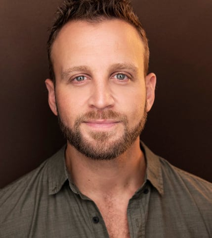 Jeff Brooks ’04 landed a role in the tour of “Dear Evan Hansen.” His previous touring experiences include “Chicago,” “Beauty and the Beast,” “The Sound of Music,” “Oklahoma!”  and more.  Submit your Class Note today 
bit.ly/40NkPED