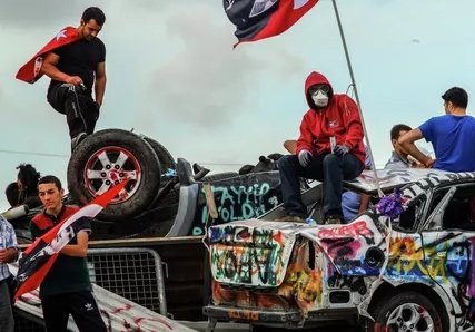 Gezi kalkışmasını hâlâ romantize ediyor, kendileri çalıp kendileri oynuyorlar. 
İşçinin gıdım gıdım biriktirip taksitini ödediği Clio'sunu, esnafın zar zor aldığı Doblo'sunu, seyyar satıcının tahta arabasını, zavallı köftecinin tezgahını, milletin parasıyla alınmış otobüsleri,