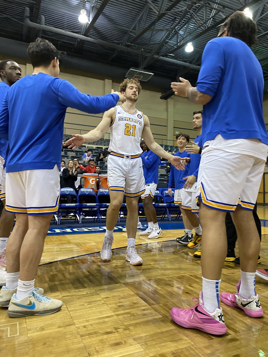 KPRCNick's tweet image. This @StMUmbb team is on fire! 🔥 The Rattlers lead @utpbmbb 35-25 at halftime. They’re currently the best team in the @LoneStarConf standings &amp;amp; you don’t wanna miss seeing these highlights tonight on @ksatnews 👀🏀 @StMarysRattlers @StMarysU #FangsOut #SanAntonio #KSATsports