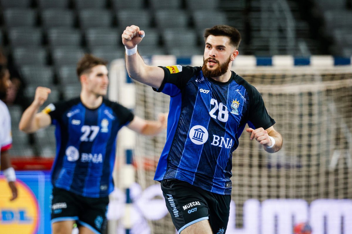 #Handball | #LosGladiadores se impusieron sobre #CaboVerde y este domingo cierran su participación en el #Mundial frente a #Islandia.
.
#SelecciónArgentina #VolverASonreir #DeportesEnQuilmes
.
Leé más en: deportesenquilmes.com.ar/spip.php?artic…