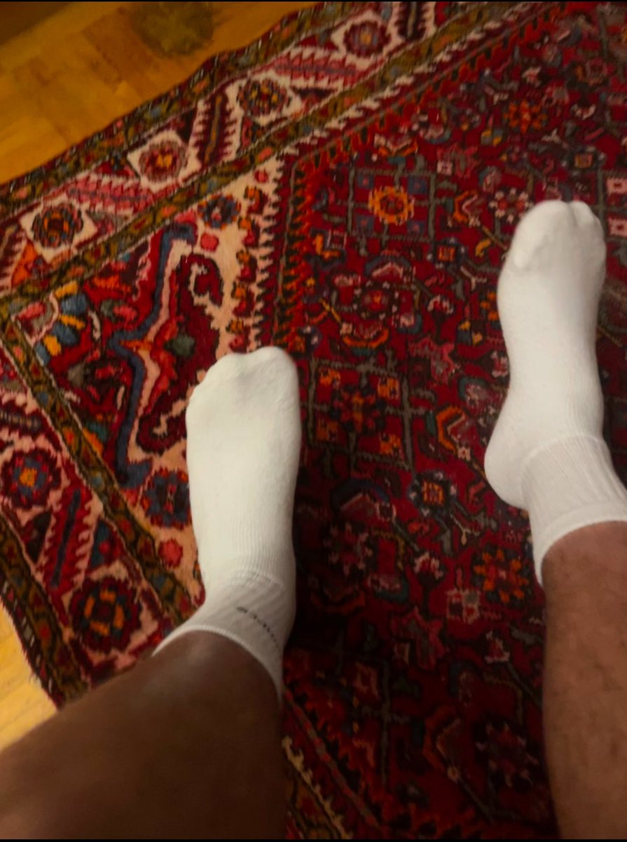 Qui pour lécher mes pieds et attendre ma queue #master #moneyslave #bi #gay #feet #bulge