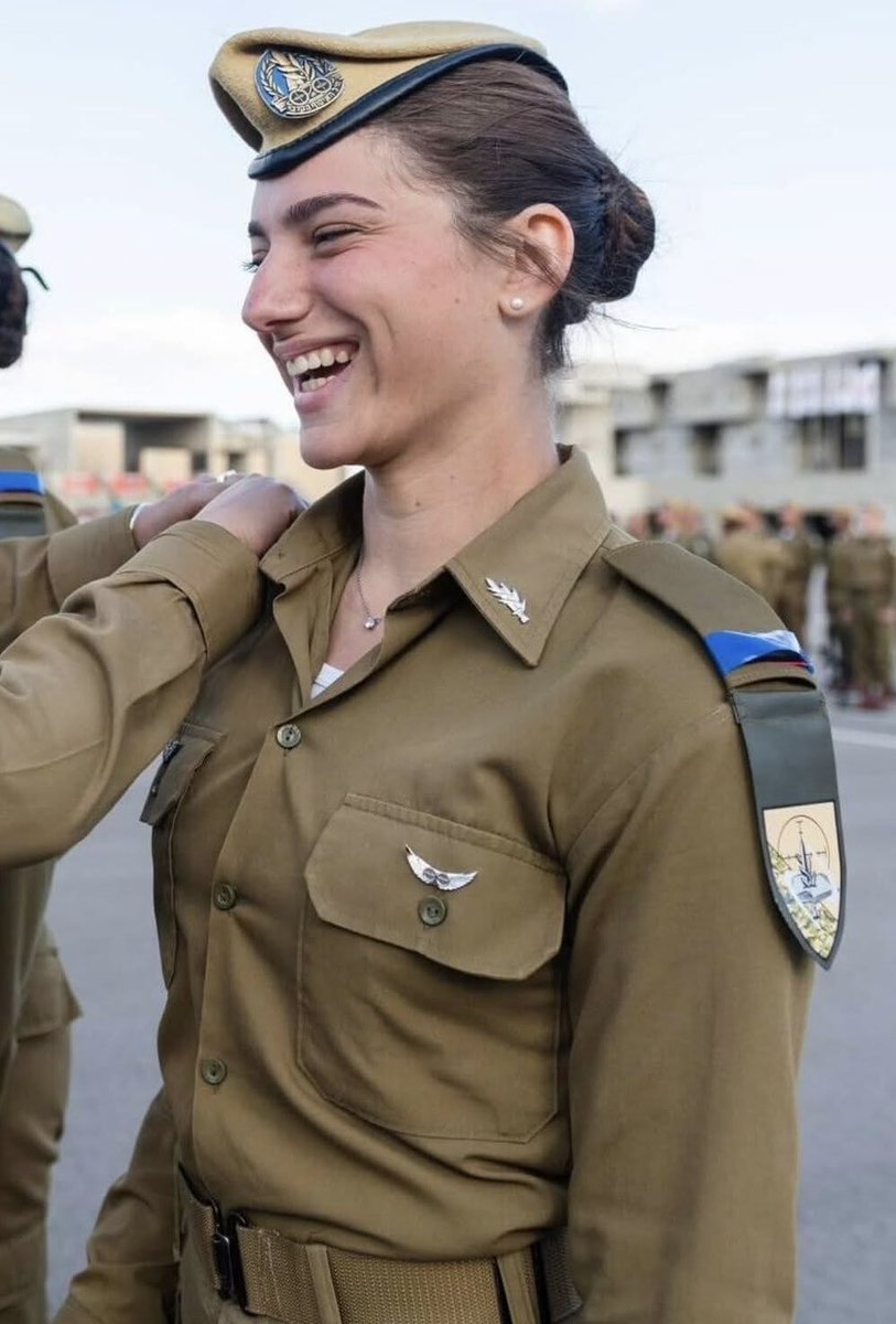 shlomopolak580's tweet photo. סרן שיר אילת הייתה המפקדת של התצפתניות שנחטפו ממוצב נחל עוז. ונפלה בקרב.
עכשיו כשהגיבורות האלו השתחררו, אחותה ניר אילת כתבה לה: שיר שלי, החיילות שלך בדרך הביתה.
שתפו לזכרה של שיר אילת גיבורת ישראל!! https://t.co/E4EXJHMn5M