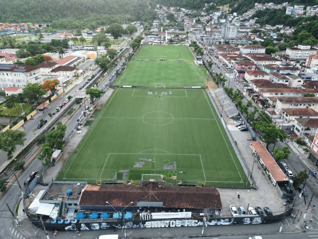 O mesmo CT desde os anos 2000, não mudou nada.

O mesmo muro velho, as mesmas cadeiras, uma tenda suja e a imagem do Santos no chão.

O pior CT do estado de São Paulo, clube de Série B, C tem coisa melhor.

#SAFnoSantos