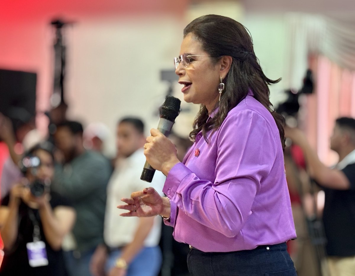 PoliticoHN504's tweet photo. “Aun con todas las argucias, calumnias, difamaciones e injurias, 𝐥𝐚 𝐝𝐞𝐫𝐞𝐜𝐡𝐚 𝐧𝐨 𝐧𝐨𝐬 𝐯𝐞𝐧𝐜𝐞𝐫𝐚́.”

@riximga ante el burdo lawfare de la derecha. https://t.co/waMEdXl6wo