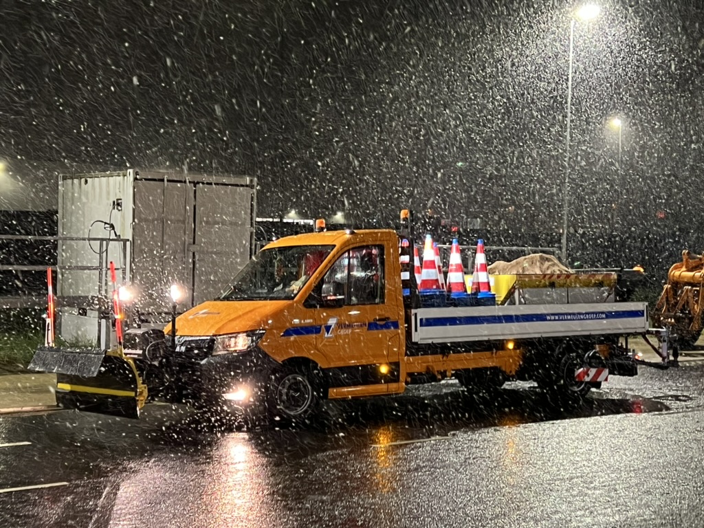 zeefNL's tweet photo. 🌨️🌡️ De #strooihelden gaan vanavond om weer op pad om de wegen in @mooizuidholland preventief te strooien! Na een koude nacht kan het morgenochtend verraderlijk glad zijn, vooral op natte weggedeelten.
Wees zondagochtend voorzichtig en pas je snelheid aan. 🫶🏻 https://t.co/MtywpDMFQz